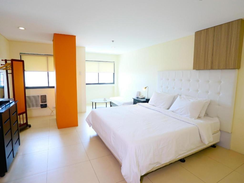เดอะ วิคเตอร์ โฮเต็ล Hotel Makati City ภายนอก รูปภาพ